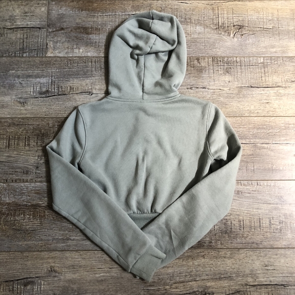 Cropped green zip up from H&M with 2 little each stains on the arm - Picture 3 of 5